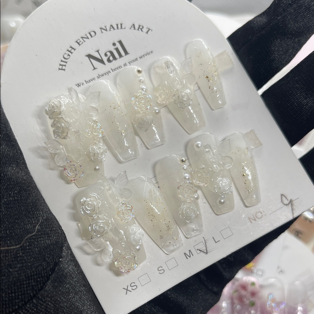 M size Elegant White Floral Nail Art Set